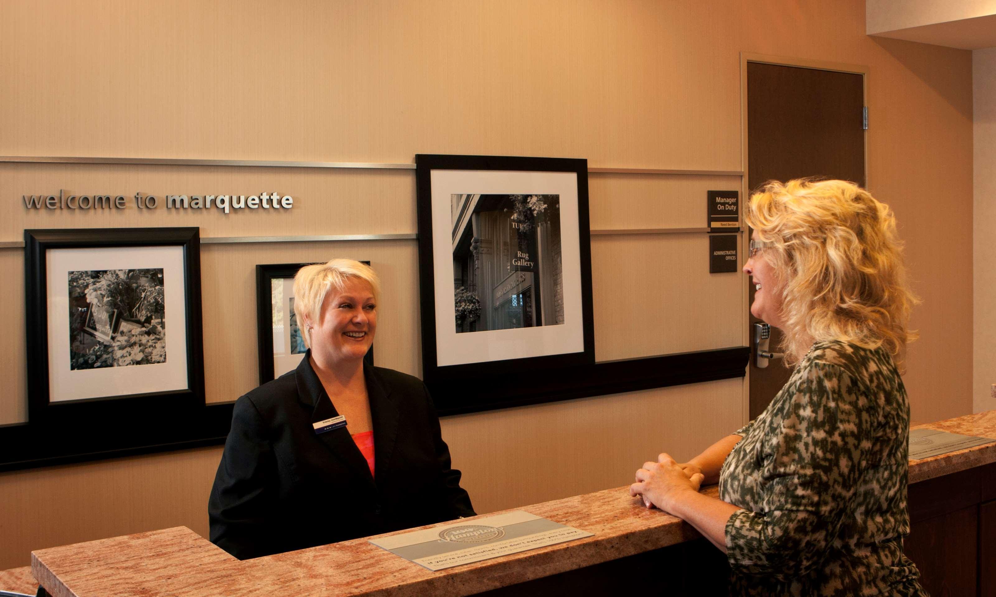 Hampton Inn Marquette-Waterfront Экстерьер фото
