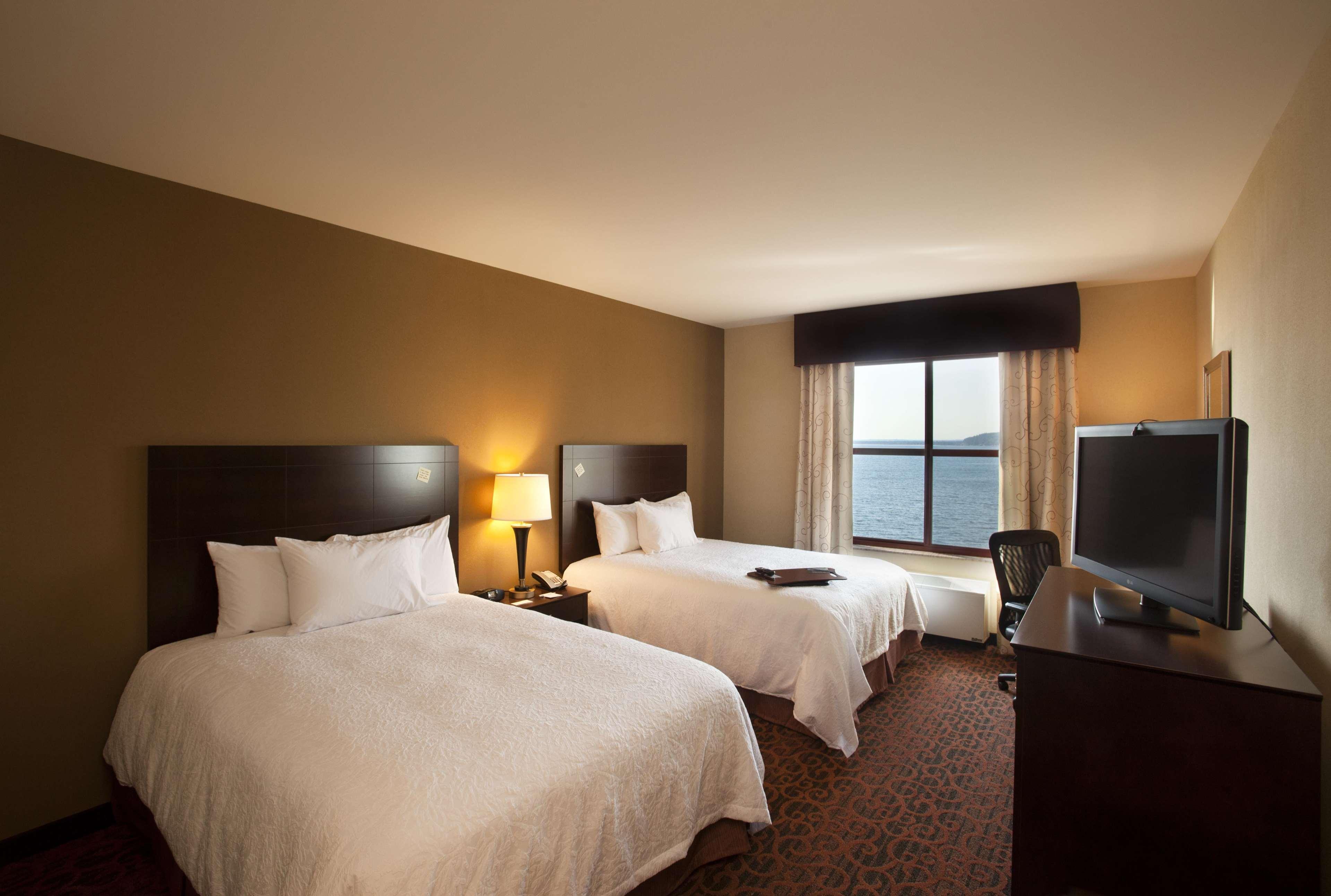 Hampton Inn Marquette-Waterfront Номер фото