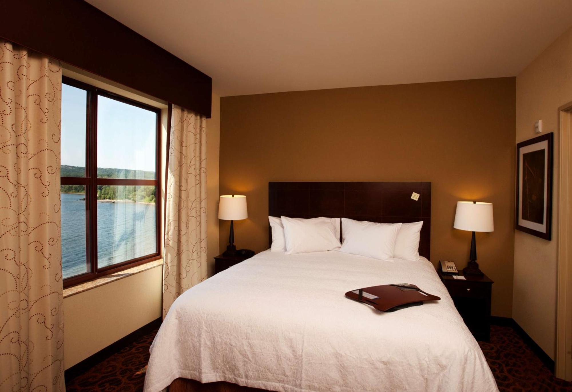 Hampton Inn Marquette-Waterfront Экстерьер фото