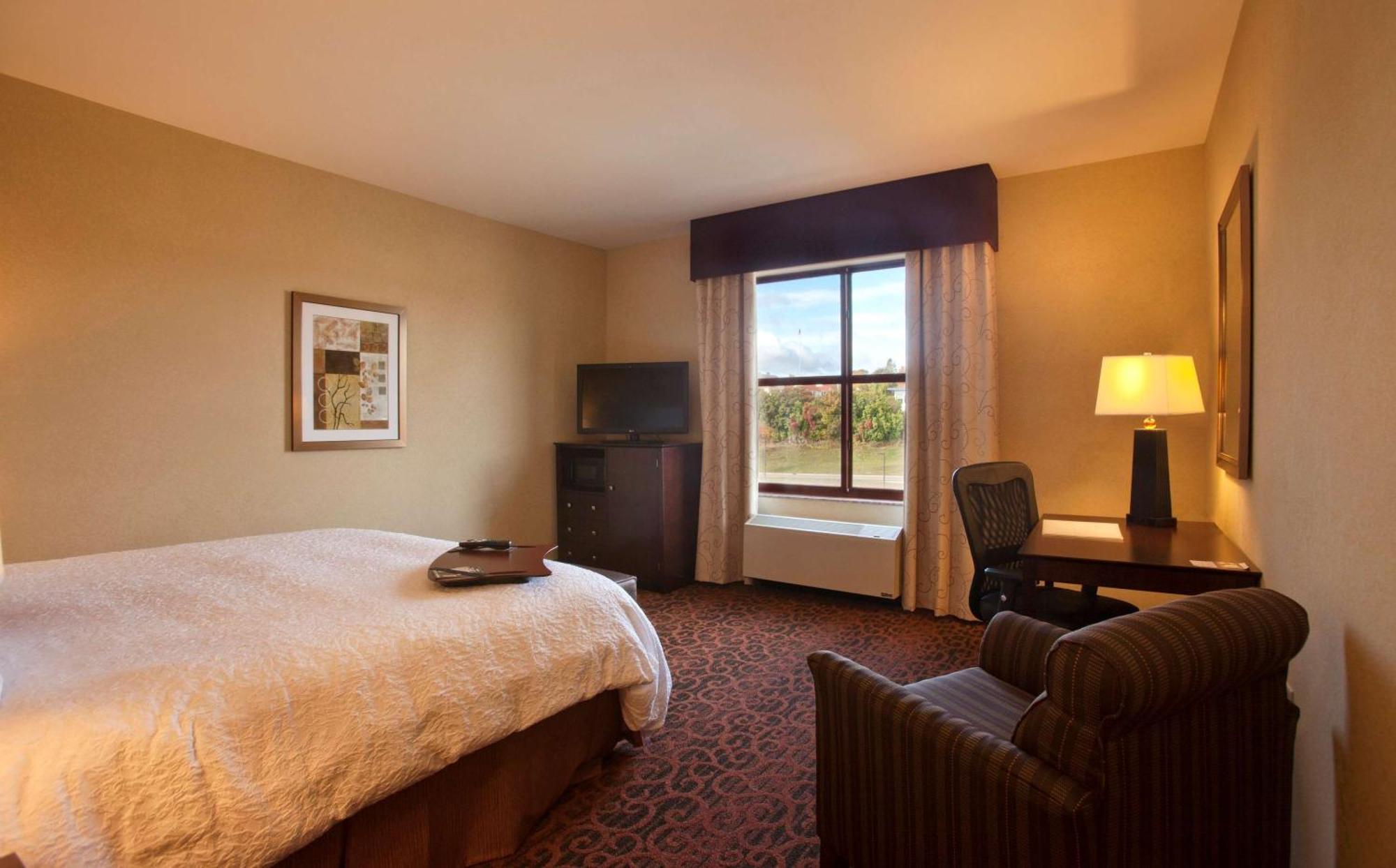 Hampton Inn Marquette-Waterfront Экстерьер фото