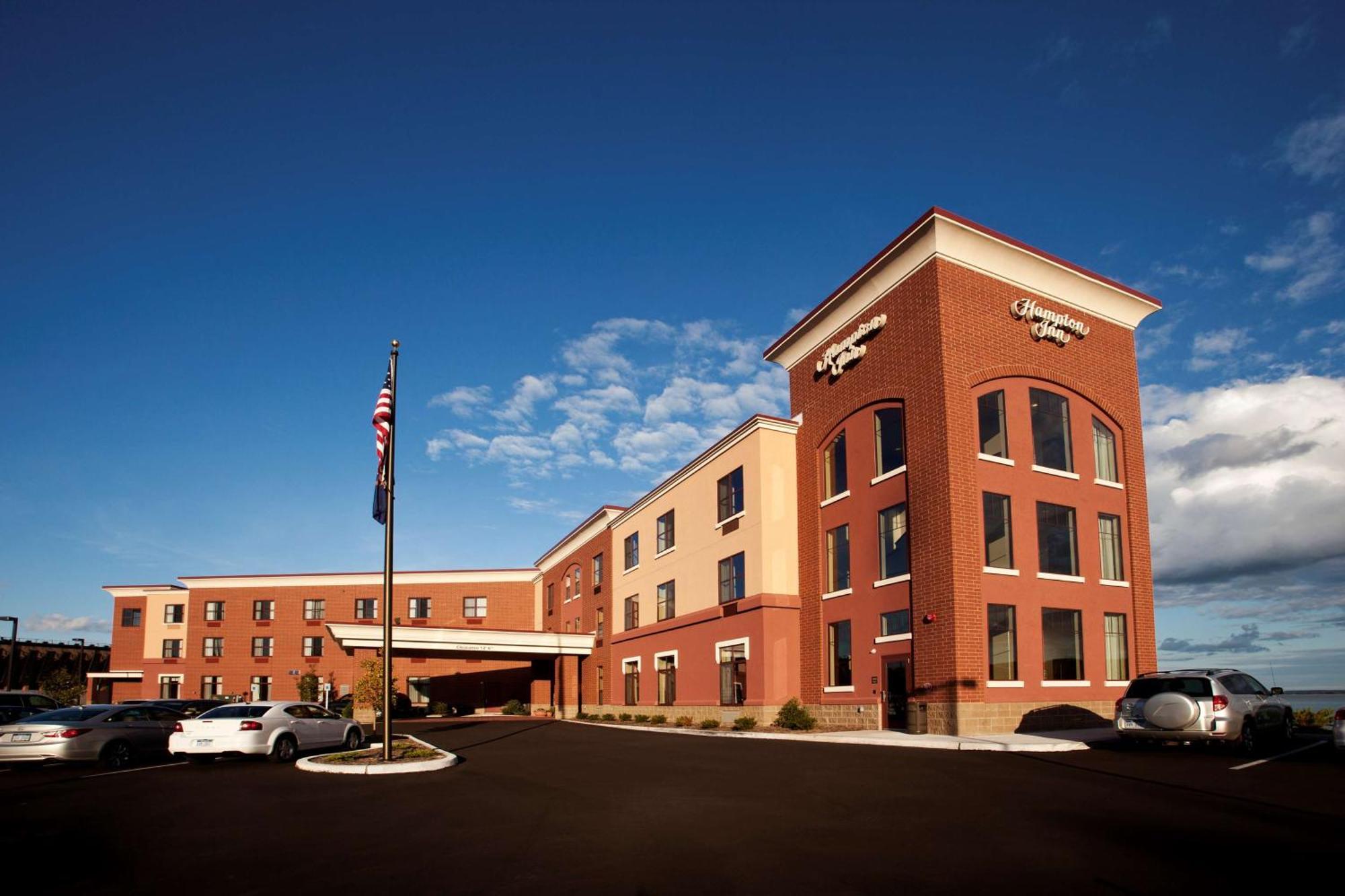 Hampton Inn Marquette-Waterfront Экстерьер фото